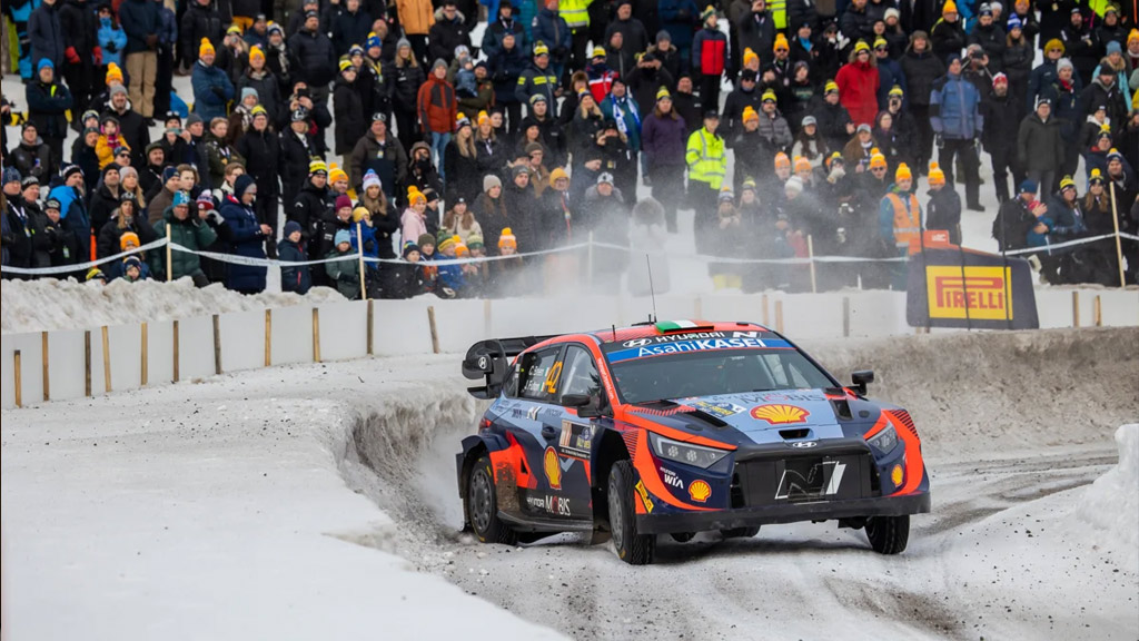 Auto Hyundai Motor Sport en competencia con publico en gradas de fondo