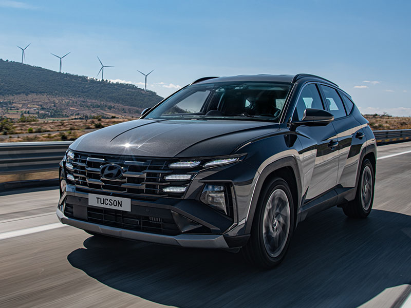 Tucson Híbrida 2026 en carretera