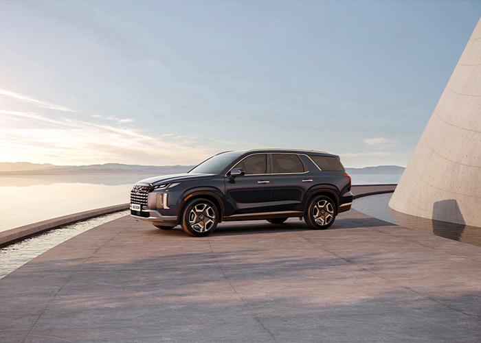 Vista lateral de Hyundai Palisade color azul al atardecer