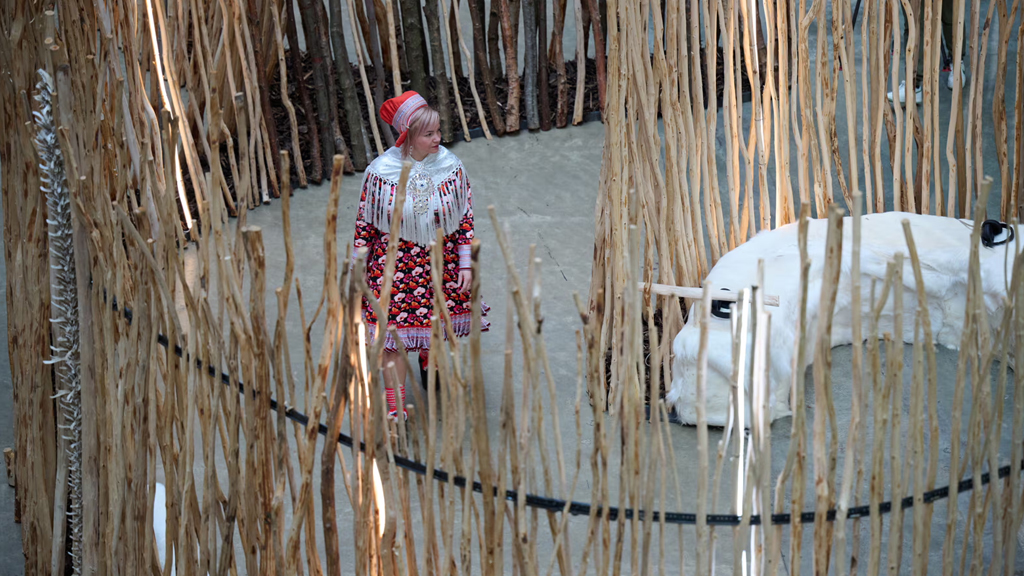 Público recorriendo el laberinto curvo inspirado en el interior nasal de un reno