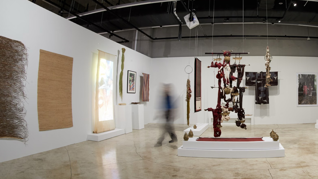 Detalle de las obras textiles exhibidas en Entangled & Woven, parte del proyecto artístico Hyundai Translocal Series