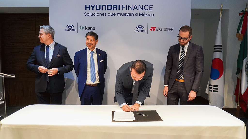 Directivos de Banorte y Hyundai, incluyendo a Edgar Carranza, celebrando la nueva alianza financiera