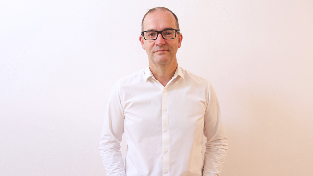 Hyundai Motorsport da la bienvenida a Andrew Wheatley como Director Deportivo, un nuevo cargo creado para reforzar al equipo de liderazgo en WRC. Wheatley aporta 28 años de experiencia en WRC desde posiciones clave en la FIA y M-Sport, y trabajará con la alta dirección para impulsar resultados inmediatos en el campeonato. Además de apoyar en las operaciones diarias, Wheatley analizará las próximas regulaciones de WRC, contribuyendo a definir la dirección a largo plazo de Hyundai Motorsport. Ciudad de México, 14 de octubre de 2025.– Hyundai Motorsport ha designado a Andrew Wheatley como nuevo Director del equipo Hyundai Shell Mobis World Rally Team. Con este nombramiento, la escudería reafirma su compromiso con el éxito en el Campeonato Mundial de Rallies de la FIA (WRC), en un momento clave de preparación tanto para el cierre de la temporada actual como para el inicio del próximo año. Wheatley se incorpora de inmediato y estará presente en el Central European Rally, además de los rallies de Japón y Arabia Saudita, previo a la campaña completa de 2026. Reportará directamente a Cyril Abiteboul, Presidente de Hyundai Motorsport, y colaborará estrechamente con François-Xavier Demaison, Director Técnico; Pablo Marcos, Director de Equipo; y Jan de Jongh, Jefe de Ingeniería de WRC, con el objetivo de impulsar el rendimiento y superar los retos deportivos más complejos. El británico aporta una amplia experiencia en liderazgo operativo y una visión única adquirida en tres décadas en el automovilismo internacional, incluyendo 28 años en el WRC. Fue Category Manager del WRC en la Federación Internacional del Automóvil (FIA), antes de ocupar el cargo de Road Sport Director, donde gestionó tres campeonatos mundiales, WRC, World RX y W2RC, además de 15 campeonatos regionales. Previo a sus seis años en la FIA, Wheatley se desempeñó como Business Development Manager en M-Sport durante casi 20 años, gestionando programas de automovilismo para Ford, Bentley y Jaguar. Hyundai Motorsport aprovechará su experiencia en entornos regulatorios y competitivos, asegurando que el equipo esté bien posicionado para enfrentar los retos futuros y competir por campeonatos bajo su liderazgo estratégico. Como Director Deportivo, Wheatley será pieza clave en la operación diaria del Hyundai Shell Mobis World Rally Team. Asimismo, apoyará al equipo directivo en el análisis de las próximas regulaciones del FIA WRC y en la definición de la estrategia a largo plazo de Hyundai Motorsport en los rallies. “El nombramiento de Andrew como Director Deportivo de WRC representa un fortalecimiento importante en el liderazgo de Hyundai Motorsport. A medida que diversificamos nuestro portafolio en automovilismo, es fundamental reforzar la gestión en cada una de nuestras actividades. Además de su gran pasión por los rallies, Andrew aporta una vasta experiencia que fortalecerá nuestras operaciones en el WRC, apoyando tanto a los pilotos como a la alta dirección en las operaciones del día a día para alcanzar el éxito, al mismo tiempo que identificamos oportunidades estratégicas a largo plazo en las categorías off-road”, comentó Cyril Abiteboul, Presidente de Hyundai Motorsport. Así mismo, “Me siento muy entusiasmado de unirme a Hyundai Motorsport en este momento tan emocionante. Este es un equipo con la experiencia, las habilidades y una sólida alineación de pilotos para ganar campeonatos mundiales. Mi papel será apoyar a nuestro experimentado equipo en cada área, ayudándolos a superar los retos del día a día y compartiendo mi conocimiento para impulsar nuestro desempeño. Tenemos todos los elementos necesarios y mi objetivo es trabajar junto con Cyril, FX, Pablo y Jan para que nuestro camino hacia el éxito sea lo más claro posible”, enfatizó Andrew Wheatley, nuevo Director Deportivo de WRC en Hyundai Motorsport.