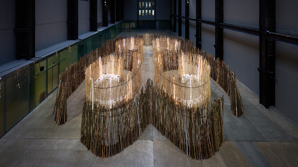 La artista Máret Ánne Sara junto a su obra en Tate Modern