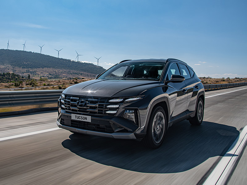 Parrilla con acabado cromado Tucson Híbrida 2026