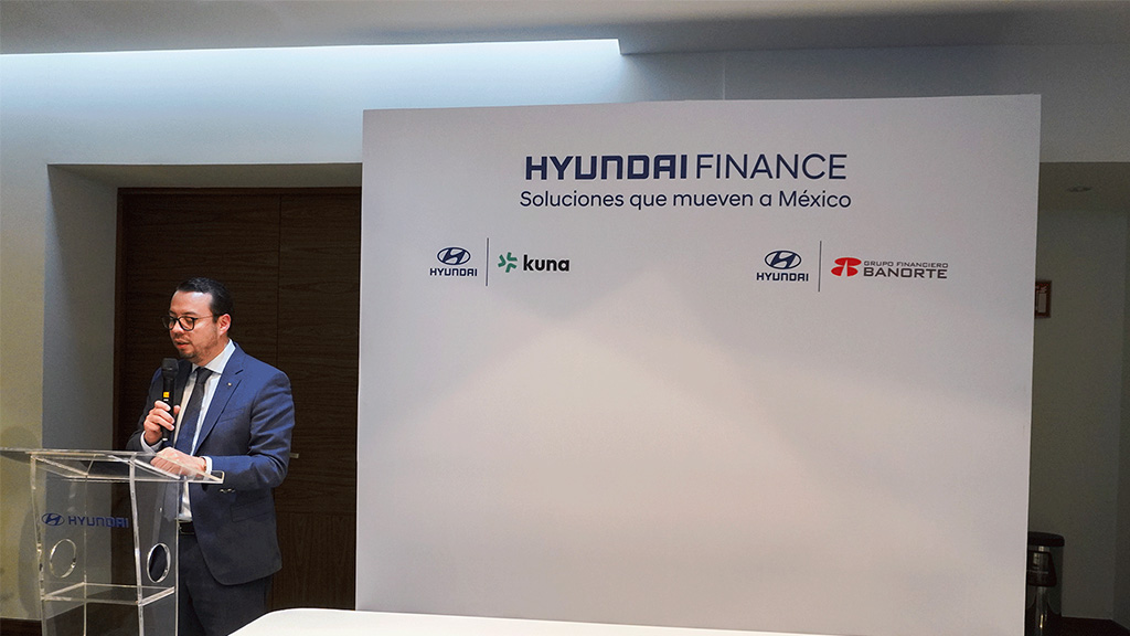 integrantes de la Asociaci&oacute;n de Distribuidores Hyundai y directivos de Banorte en la firma del acuerdo estrat&eacute;gico