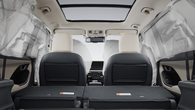 Vista aérea del interior de Hyundai Creta GRAND mostrando sus bolsas de aire expulsadas